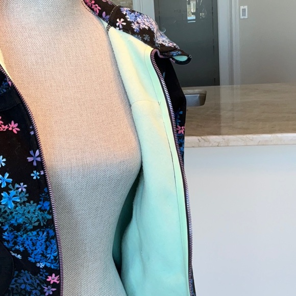 Lululemon Scuba Jacket, Black with Floral Print.  Size 6, Barely worn. - Picture 5 of 5